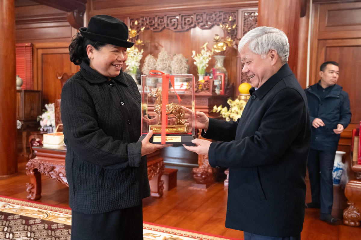 Phó Chủ tịch Thường trực Quốc hội Đỗ Văn Chiến trao quà tặng nguyên Phó Chủ tịch Thường trực Quốc hội Tòng Thị Phóng.