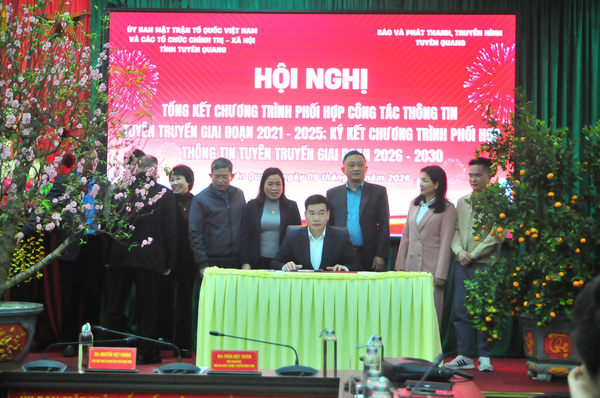 Lãnh đạo Ủy ban MTTQ Việt Nam tỉnh Tuyên Quang thực hiện ký kết phối hợp tuyên truyền.