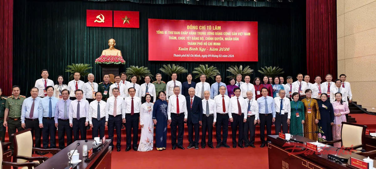 Tổng Bí thư Tô Lâm cùng Đoàn công tác Trung ương chụp ảnh lưu niệm cùng đại biểu TP Hồ Chí Minh. Ảnh: Hồng Phúc.