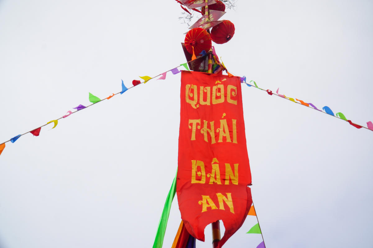 Cây nêu được dựng lên... với mong muốn quốc thái dân an. Ảnh: Đình Minh