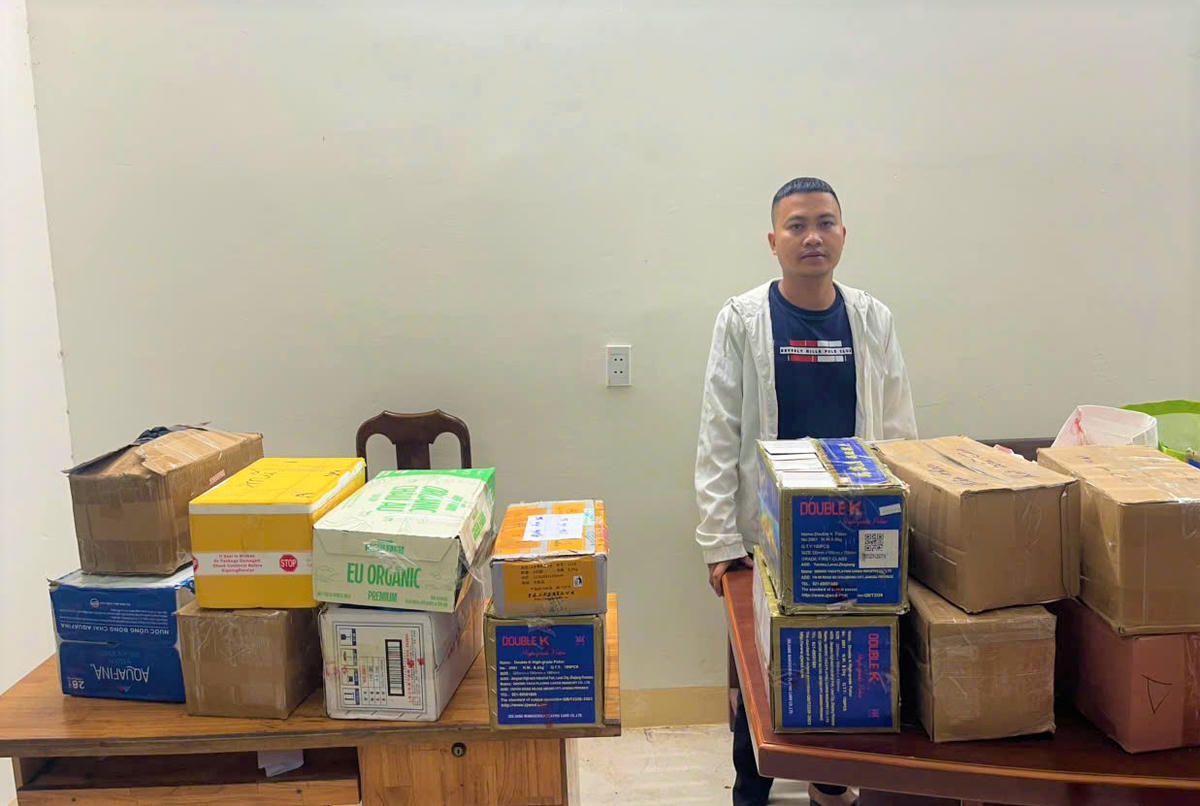 Đối tượng và tang vật thu giữ được. Ảnh: CV.