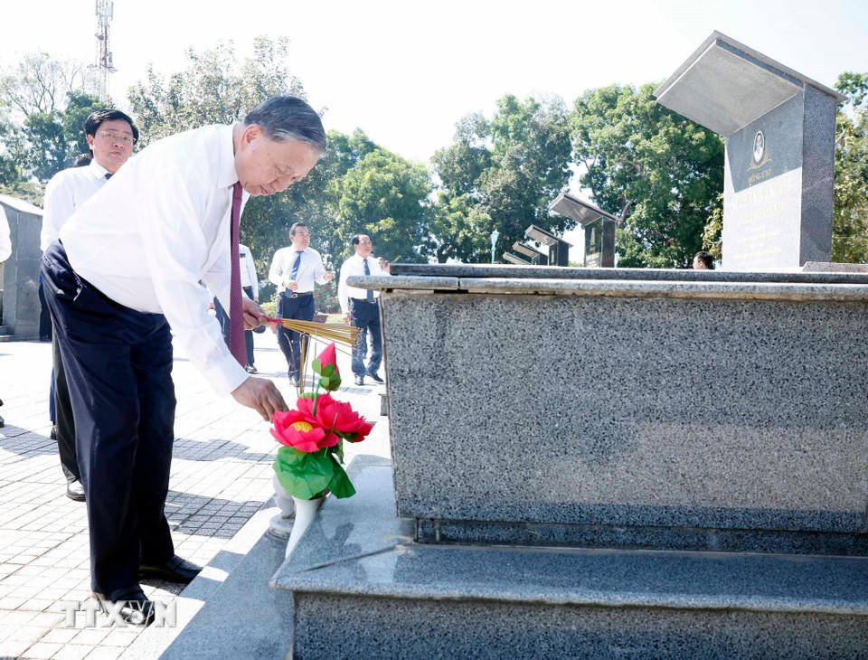 Tổng Bí thư Tô Lâm dâng hương tại Nghĩa trang Liệt sỹ Trà Võ. (Ảnh: Thống Nhất/TTXVN)