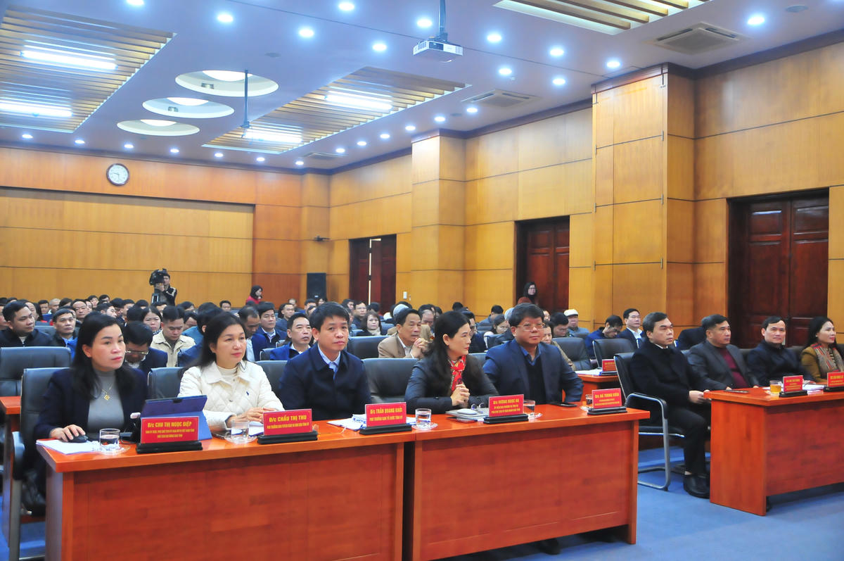 Các đại biểu dự hội nghị hiệp thương lần thứ ba, lập danh sách những người đủ tiêu chuẩn ứng cử ĐBQH khóa XVI. Ảnh: Xuân Trường.. 