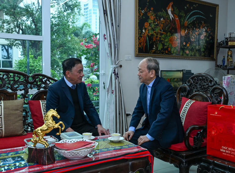 Thường trực Ban Bí thư Trần Cẩm Tú thăm hỏi, chúc Tết đồng chí Phan Diễn. (Ảnh: Duy Linh).