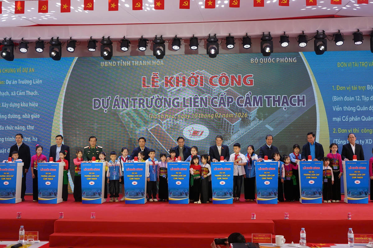 Thủ tướng Phạm Minh Chính và các đại biểu thực hiện nghi thức khởi công dự án. Ảnh: Q.D