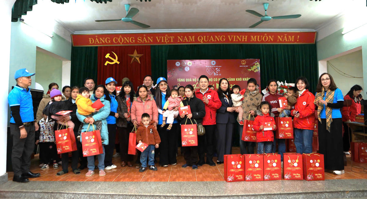 Hàng trăm suất quà Tết được trao cho trẻ em và học sinh có hoàn cảnh khó khăn ở Tân Trào. Ảnh: P.H.