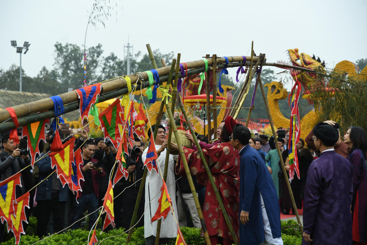 Lễ dựng cây Nêu đã trở thành biểu tượng văn hóa của người Việt, với ý nghĩa cầu mong một năm mới an lành, hạnh phúc. Ảnh: Phạm Sỹ.