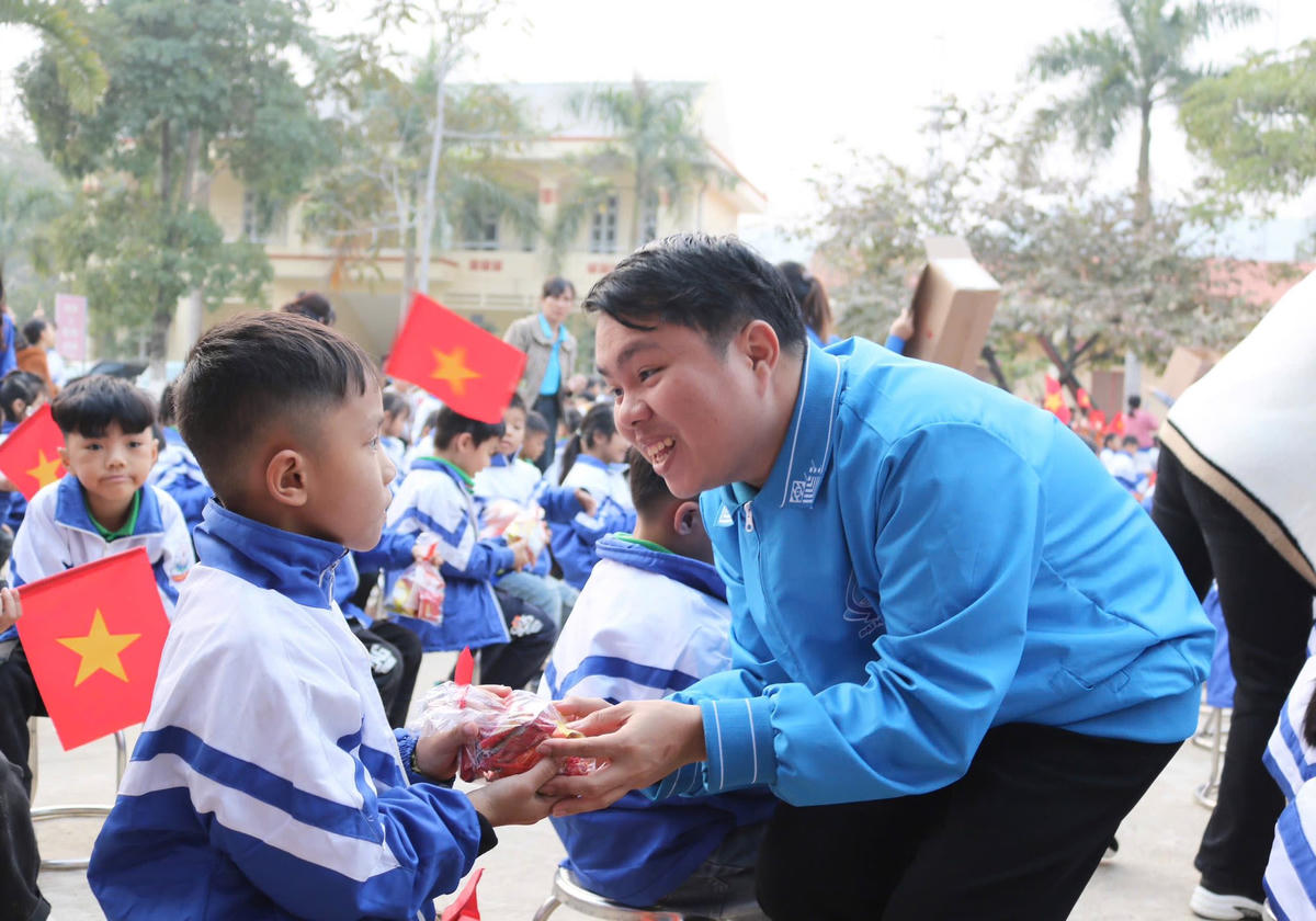 Thầy giáo trẻ Trương Chấn Sang lan tỏa yêu thương, nắm tay những người trẻ cùng đi về phía nguồn sáng của hy vọng.
