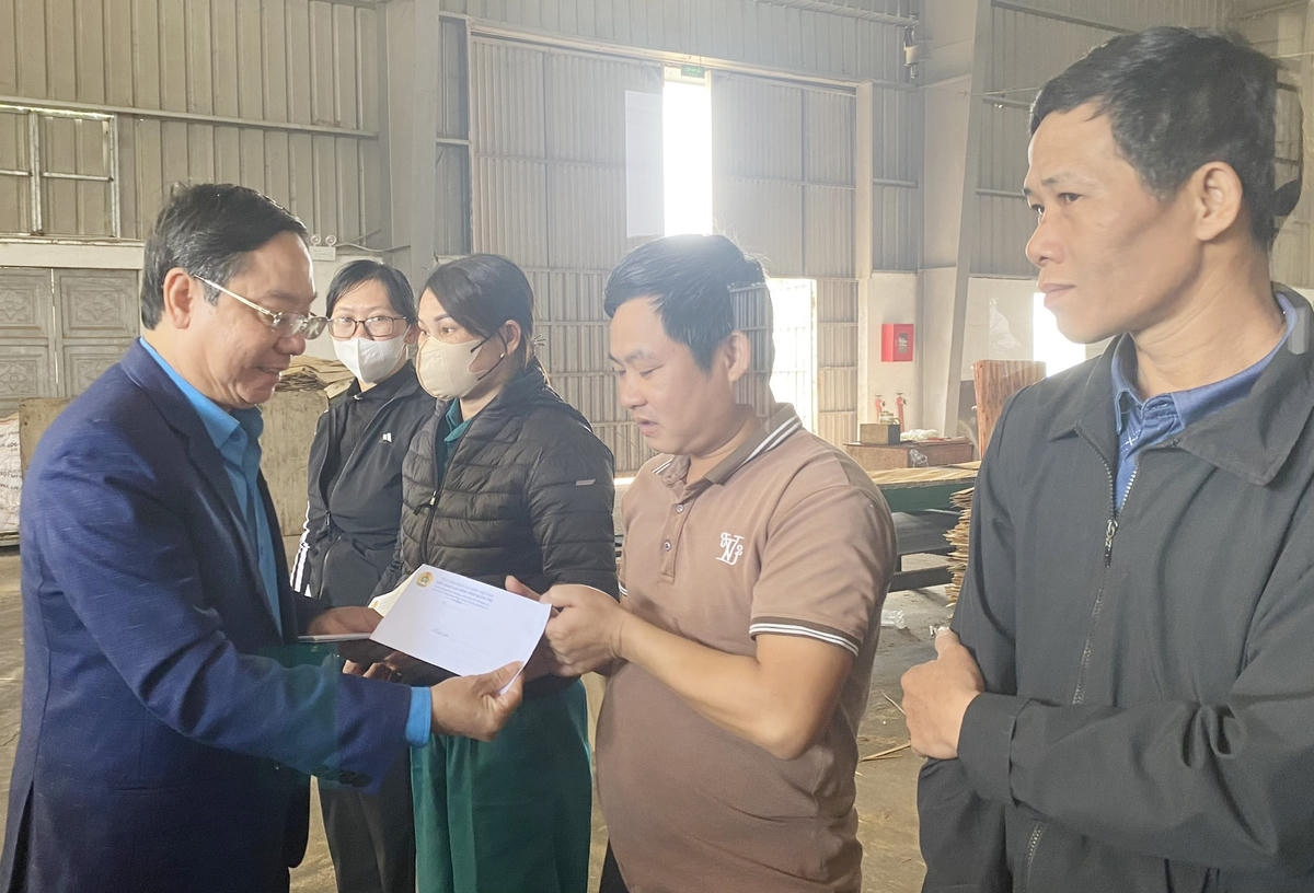 Ông Nguyễn Thế Lập, Phó Chủ tịch Uỷ ban MTTQ tỉnh, Chủ tịch LĐLĐ tỉnh Quảng Trị tặng quà cho người lao động nghèo tại chương trình.  Ảnh: X.T<div data-empty="true">. </div>