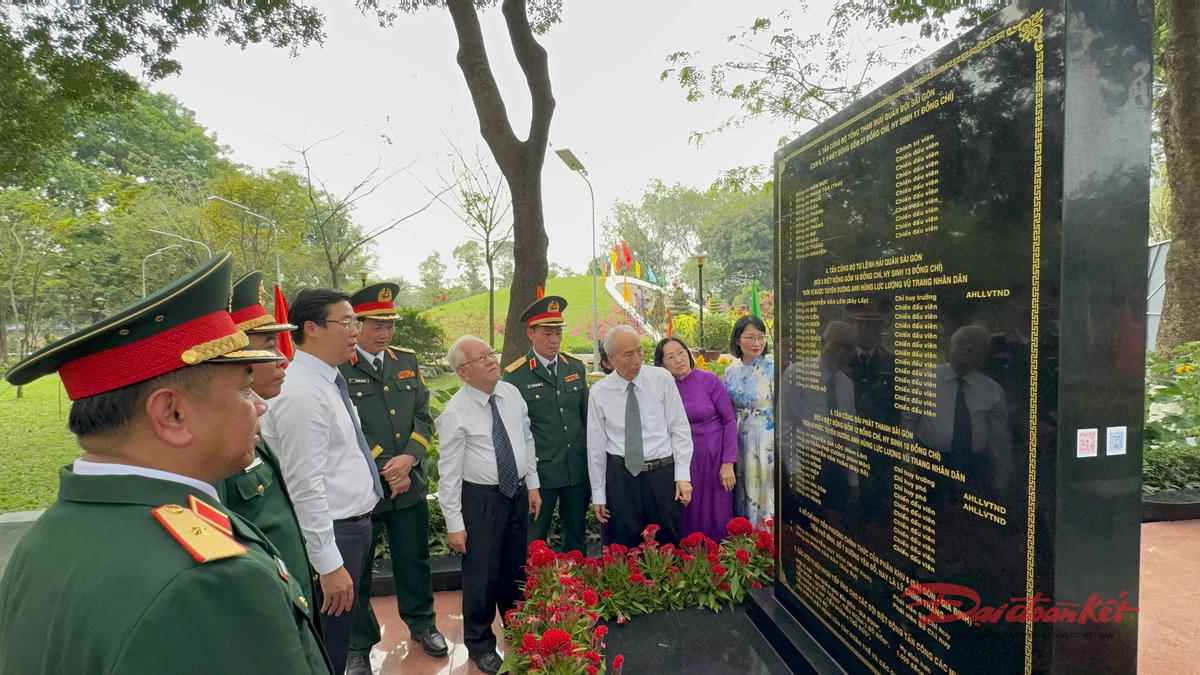Đại biểu bên bia tưởng niệm các liệt sĩ biệt động Sài Gòn - Gia Định. Ảnh: C.N.