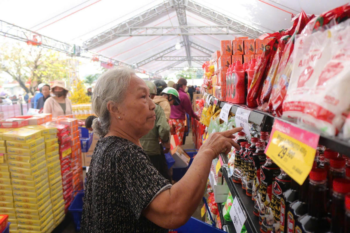 Chương trình “Tết vì đồng bào vùng lũ” được triển khai tại 19 tỉnh, thành phố, hỗ trợ 12.627 hộ gia đình bị ảnh hưởng bởi thiên tai trong năm 2025, với tổng giá trị 11,9 tỷ đồng. Ảnh: H.Loan