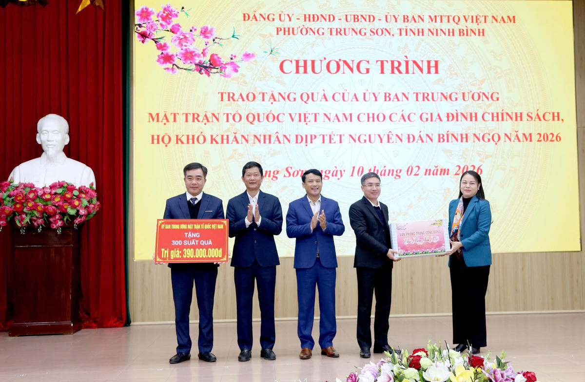 Bà Nguyễn Thị Thu Hà trao quà của UBTƯ MTTQ Việt Nam cho lãnh đạo phường Trung Sơn. Ảnh: Văn Huỳnh.