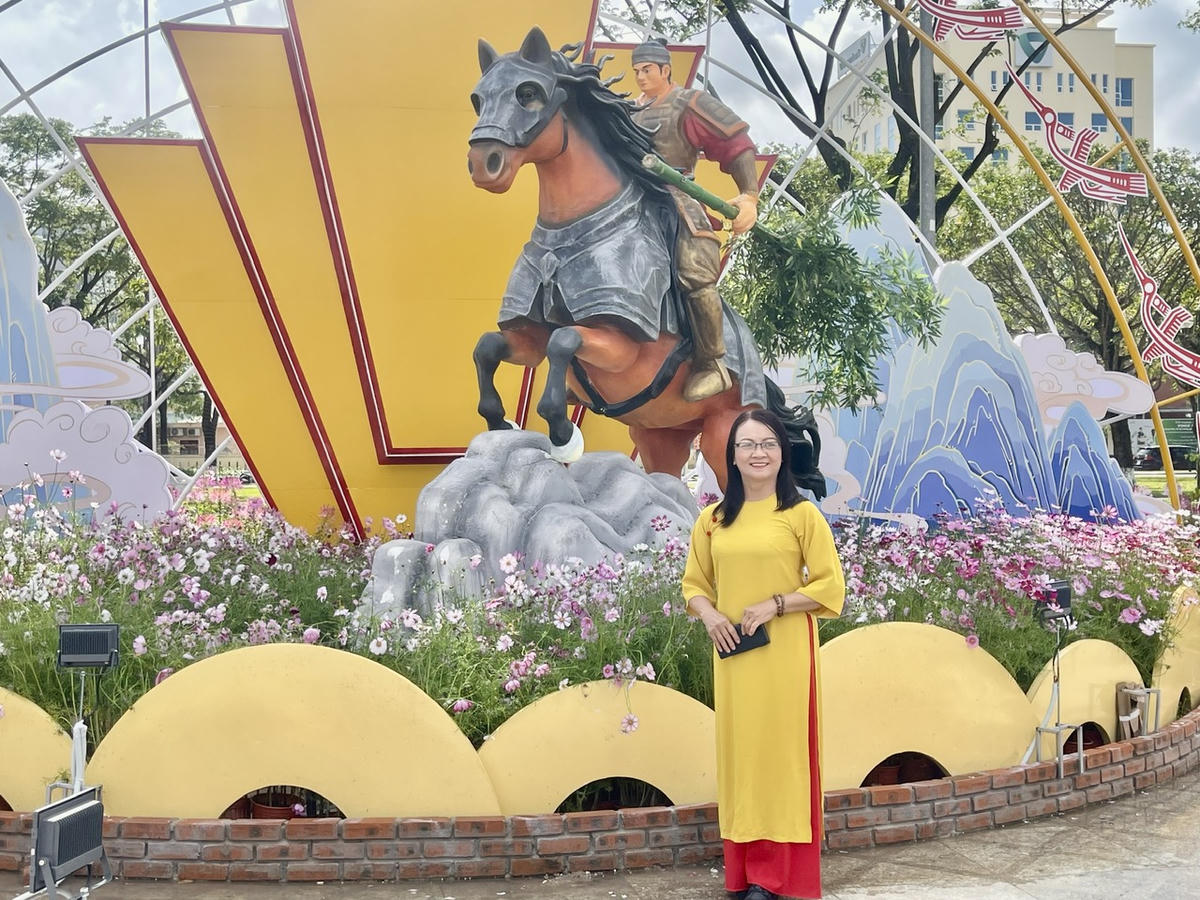 Một người dân chụp ảnh lưu niệm bên&nbsp;biểu tượng Thánh Gióng. Ảnh: Tấn Thành.