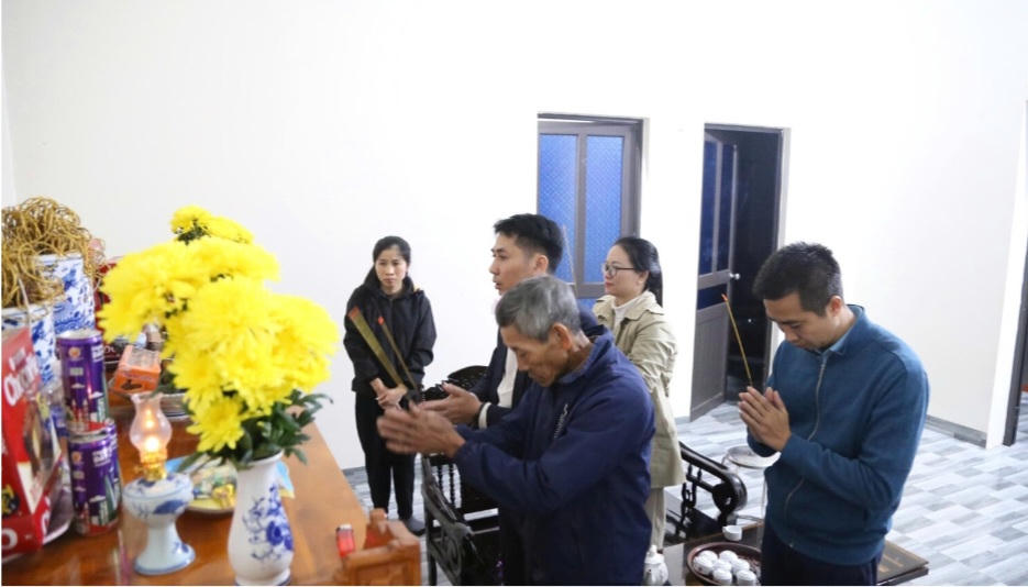 Đoàn công tác của Bệnh viện Đa khoa tỉnh Phú Thọ thắp hương tri ân người hiến tạng. Ảnh: Trương Tĩnh.