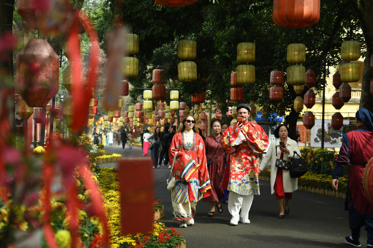 Du khách quốc tế tham quan, chụp ảnh tại đường hoa&nbsp;Bình minh. Ảnh: Phạm Sỹ.