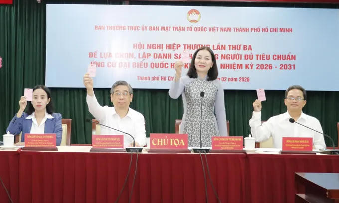 Các vị chủ trì hội nghị biểu quyết thông qua danh sách người ứng cử ĐBQH khóa XVI. Ảnh: NB.