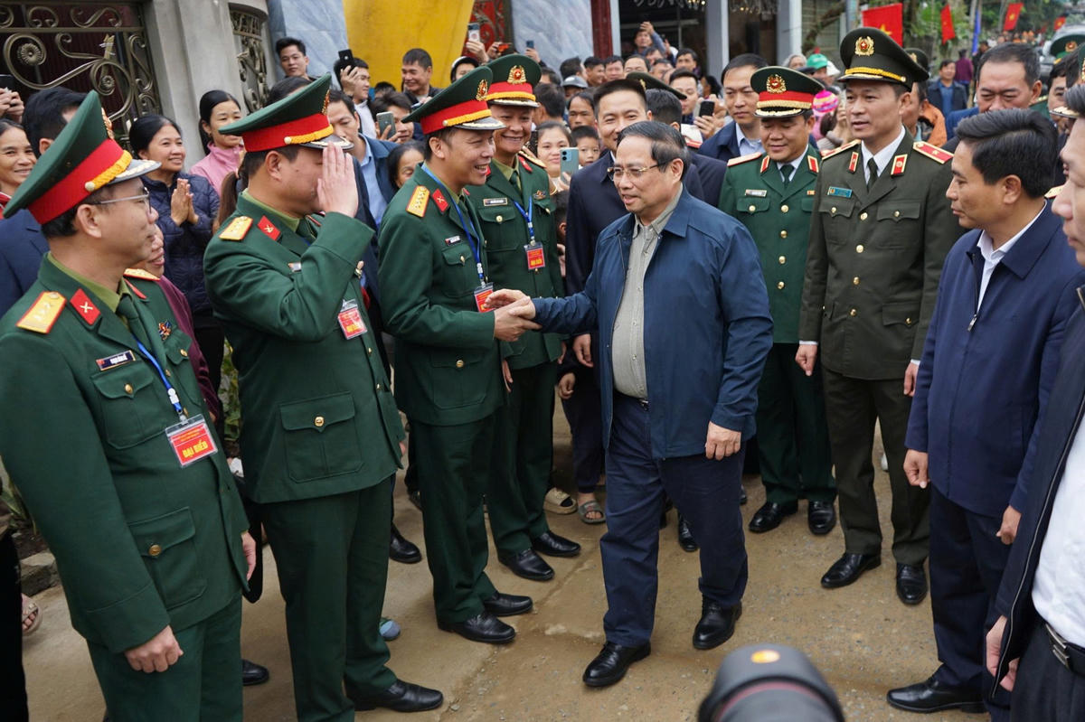 Thủ tướng động viên lực lượng vũ trang tỉnh Thanh Hóa. Ảnh: Q.D.