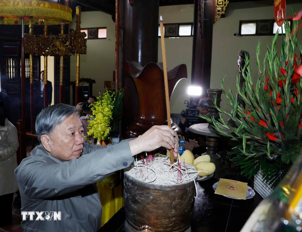 Tổng Bí thư Tô Lâm dâng hương tại Nhà tưởng niệm Tổng Bí thư Nguyễn Văn Linh ở xã Nguyễn Văn Linh, tỉnh Hưng Yên. (Ảnh: Thống Nhất/TTXVN).