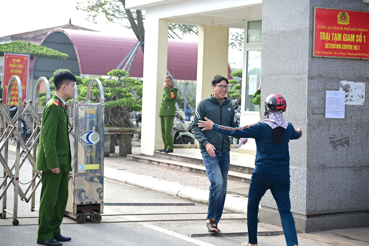 Niềm hạnh phúc của các gia đình khi có thành viên được giảm thời hạn chấp hành hình phạt tù. Ảnh: CTV. 