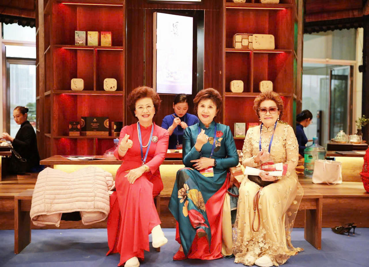 Bà con kiều bào thưởng thức trà xuân quê hương - thương hiệu Đôi Dép.