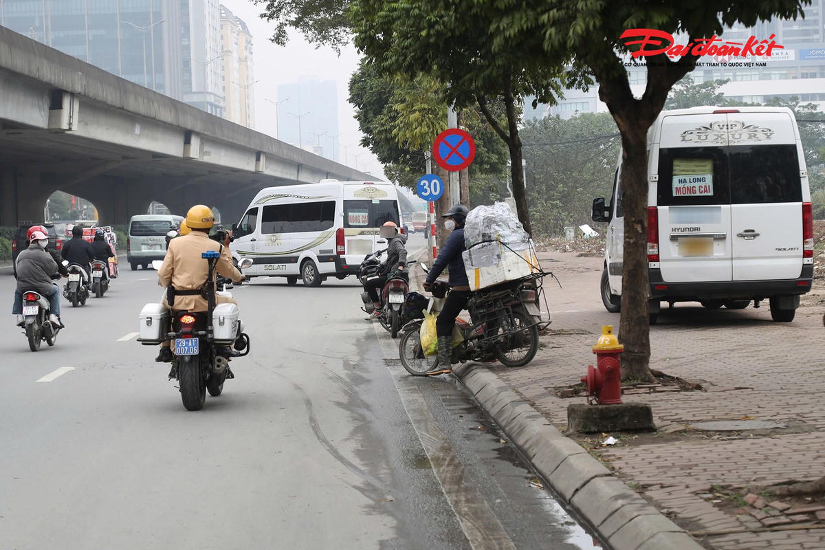 Sau khi lên xe và phương tiện bắt đầu hành trình, cảnh sát hóa trang gửi định vị trực tiếp cho tổ CSGT sử dụng mô tô tuần tra để tiếp cận, dừng phương tiện kiểm tra.