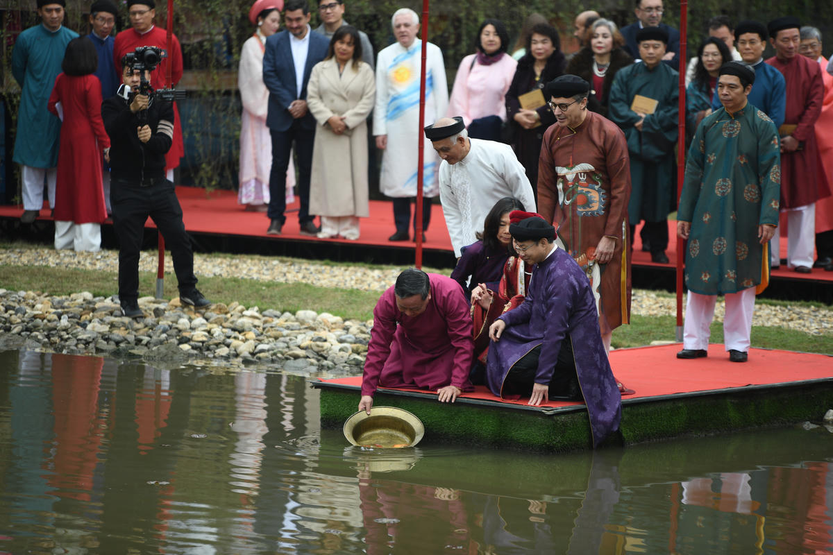 Các đại biểu thực hiện nghi thức thả cá chép. Ảnh: Phạm Sỹ.