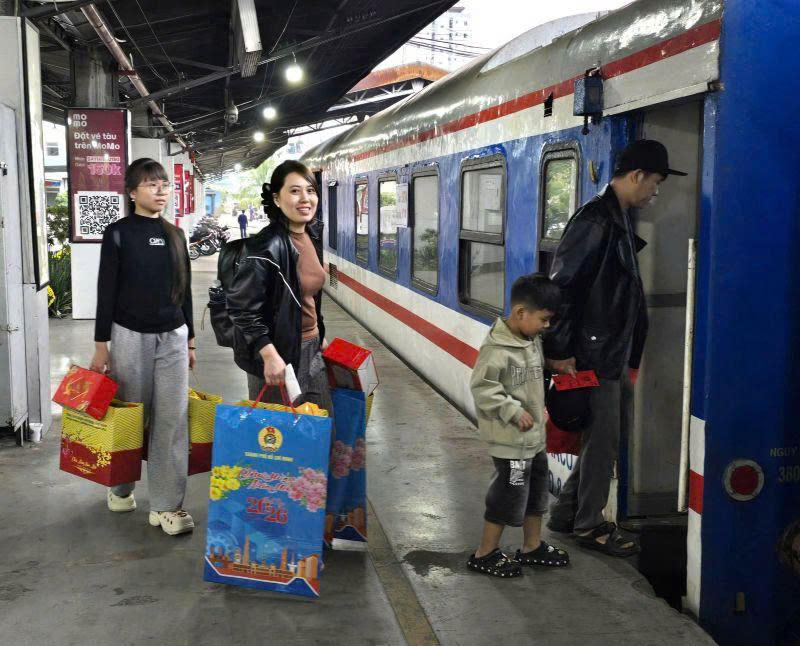 Năm 2026, thông qua các chương trình chăm lo Tết, Công đoàn TP. HCM đã hỗ trợ 2.993 đoàn viên, người lao động tham gia “Chuyến tàu Công đoàn – Xuân 2026”.