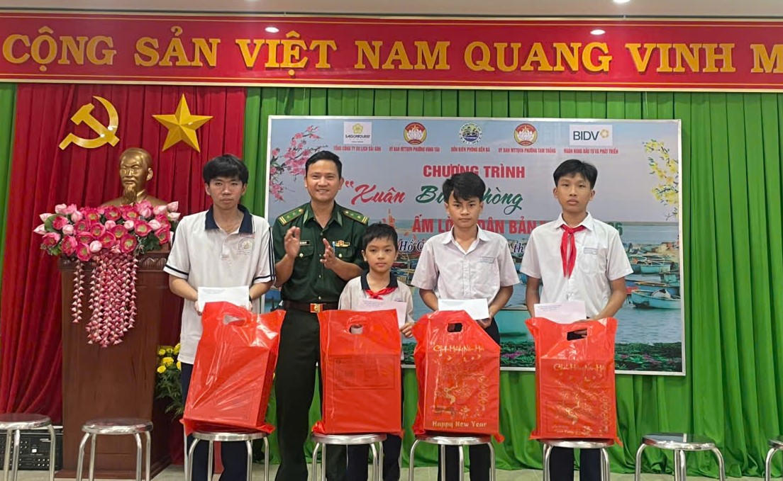 Đồn Biên phòng Bến Đá tặng quà cho học sinh. Ảnh: Văn Danh.