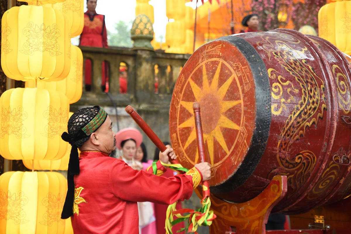 Sau hồi trống, các nghi lễ được tiến hành một cách trang nghiêm. Ảnh: Phạm Sỹ.