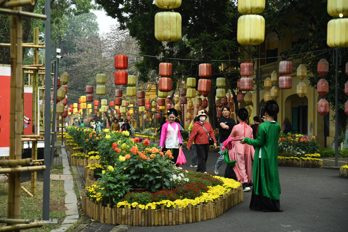 Du khách tham quan đường hoa Bình minh – điểm nhấn du xuân, đón Tết tại Khu di sản Hoàng thành Thăng Long trong dịp Tết Bính Ngọ 2026. Ảnh: Phạm Sỹ.