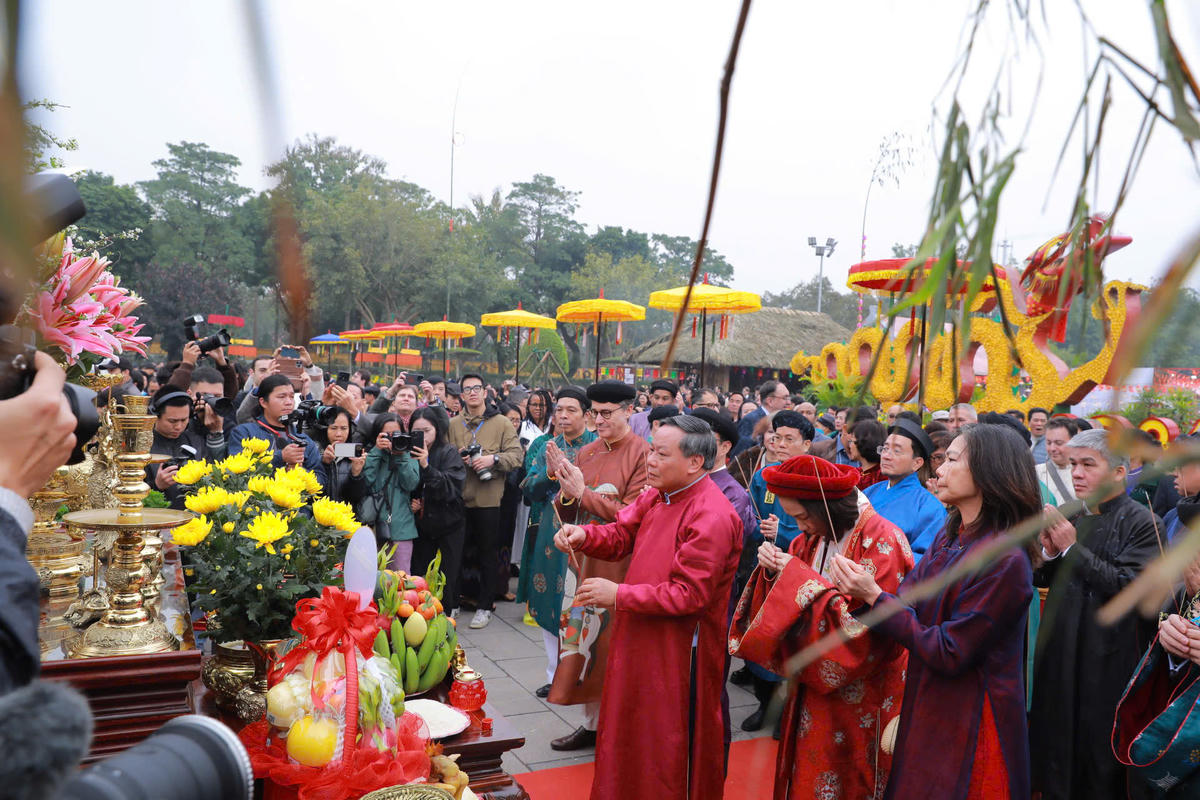 Trong không khí trang nghiêm, các đại biểu làm lễ theo nghi thức truyền thống trước khi dựng cây Nêu. Ảnh: Phạm Sỹ.
. 
