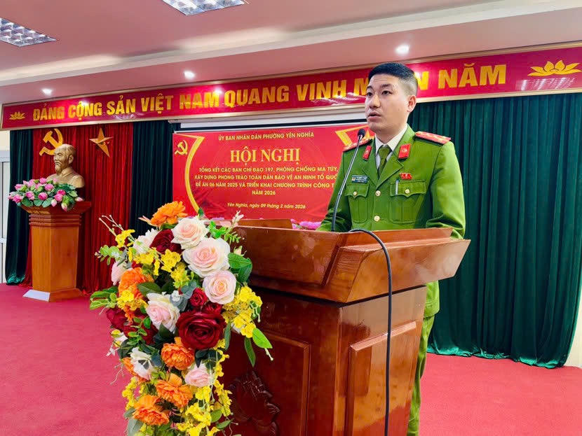 Đại uý Trần Quyết Thắng, Phó Trưởng Công an phường trình bày báo cáo tại hội nghị.