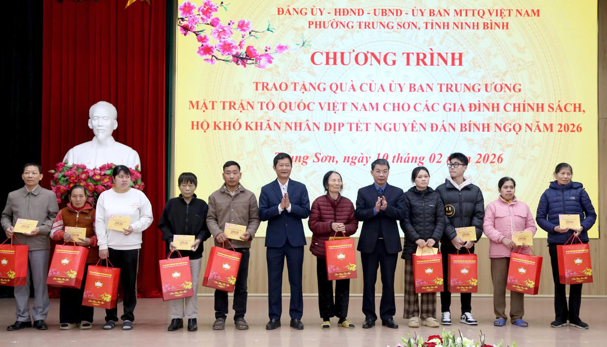 Phó Chủ tịch Thường trực Ủy ban MTTQ tỉnh Nguyễn Hoàng Hà trao quà Tết cho đại diện các hộ gia đình khó khăn tại phường Trung Sơn. Ảnh: Văn Huỳnh.