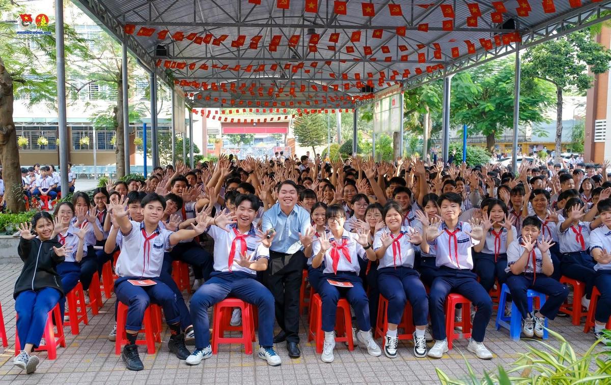 Vượt qua nghịch cảnh để trở thành thầy giáo giỏi, Trương Chấn Sang quyết tâm gieo con chữ, mang lại nụ cười tri thức cho các em học sinh.