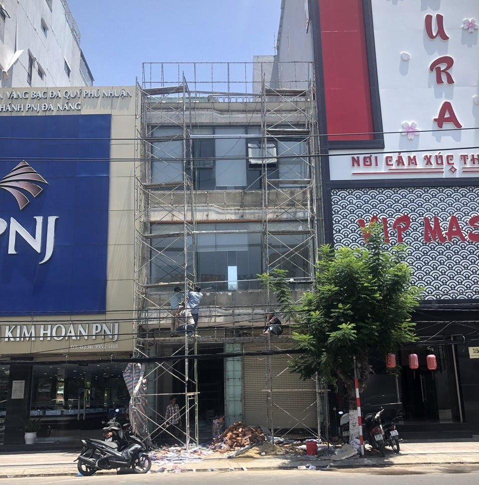 Thi công công trình dân dụng tại số 18 Nguyễn Văn Thoại phường An Hải TP Đà Nẵng vi phạm khoảng cách an toàn đối với đường dây 22kV. Ảnh: Đức Lâm.