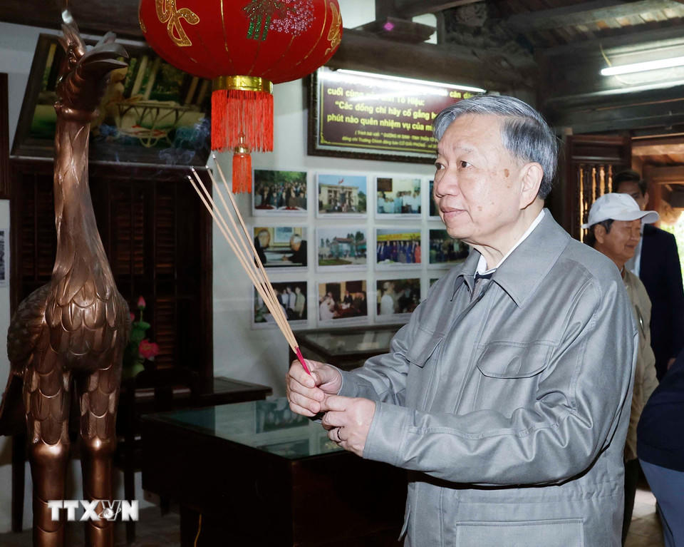 Tổng Bí thư Tô Lâm dâng hương tại Khu lưu niệm đồng chí Tô Hiệu, tỉnh Hưng Yên. (Ảnh: Thống Nhất/TTXVN).