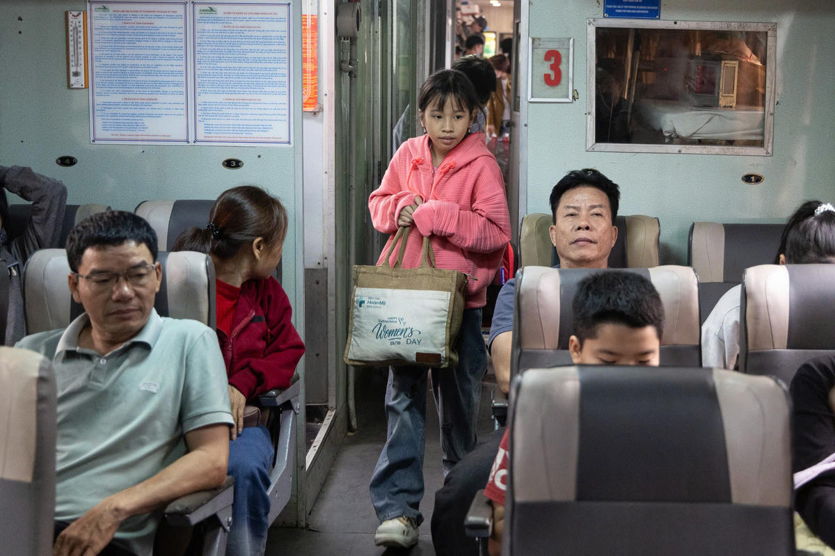 Các gia đình người lao động phấn khởi lên tàu về quê đón Tết. 