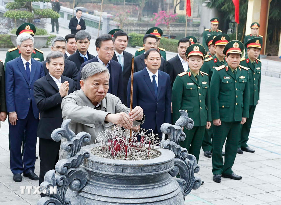 Tổng Bí thư Tô Lâm và đoàn công tác Trung ương dâng hương tại Nhà tưởng niệm Tổng Bí thư Nguyễn Văn Linh ở xã Nguyễn Văn Linh, tỉnh Hưng Yên. (Ảnh: Thống Nhất/TTXVN).
