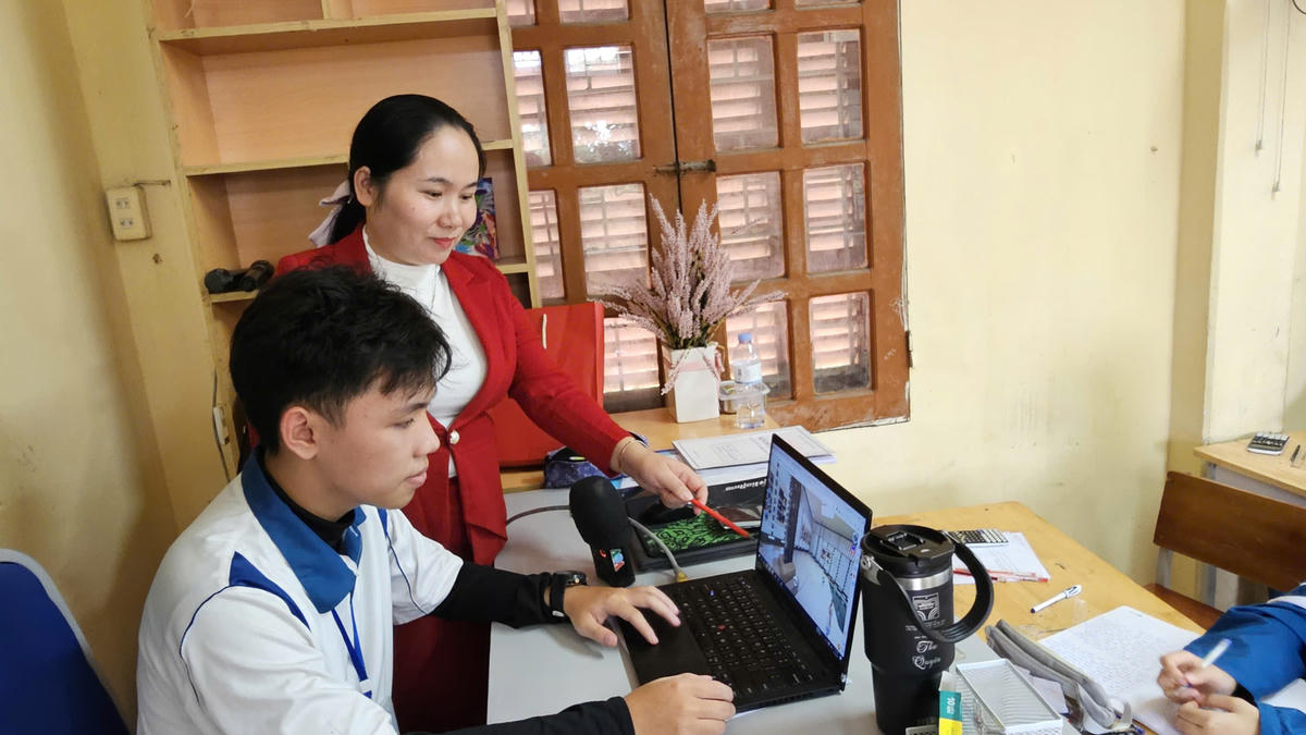 Cô Nguyễn Thu Quyên hướng dẫn học sinh&nbsp;ứng dụng công nghệ thực tế ảo tạo các không gian 3D sống động, giúp bài học lịch sử trở nên sinh động. Ảnh: PT.