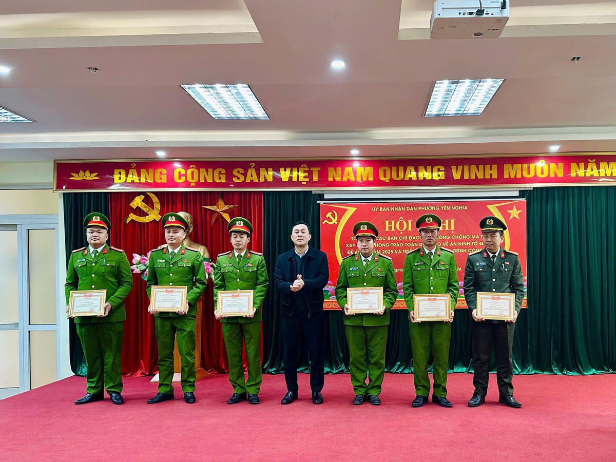 Với nhiều nỗ lực trong công tác đấu tranh, phòng ngừa tội phạm nhiều cá nhân, tập thể đã biểu dương và khen thưởng.Ảnh: TL