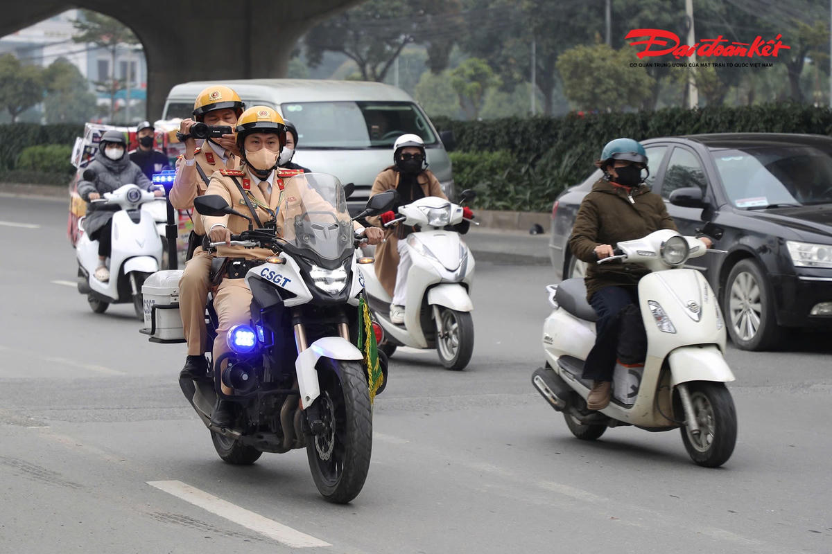 Ngày 10/2, Đội Cảnh sát giao thông đường bộ số 6 (Phòng CSGT Công an TP Hà Nội) triển khai các tổ công tác tăng cường kiểm tra, xử lý các phương tiện vận tải hành khách vi phạm trật tự, an toàn giao thông.

Theo nhận định, dịp Tết Nguyên đán Bính Ngọ 2026, nhu cầu di chuyển của người dân tăng cao, kéo theo tình trạng xe ghép, ô tô hợp đồng trá hình, xe khách chở quá số người quy định và các hành vi vi phạm khác có xu hướng gia tăng, tiềm ẩn nguy cơ mất an toàn giao thông.