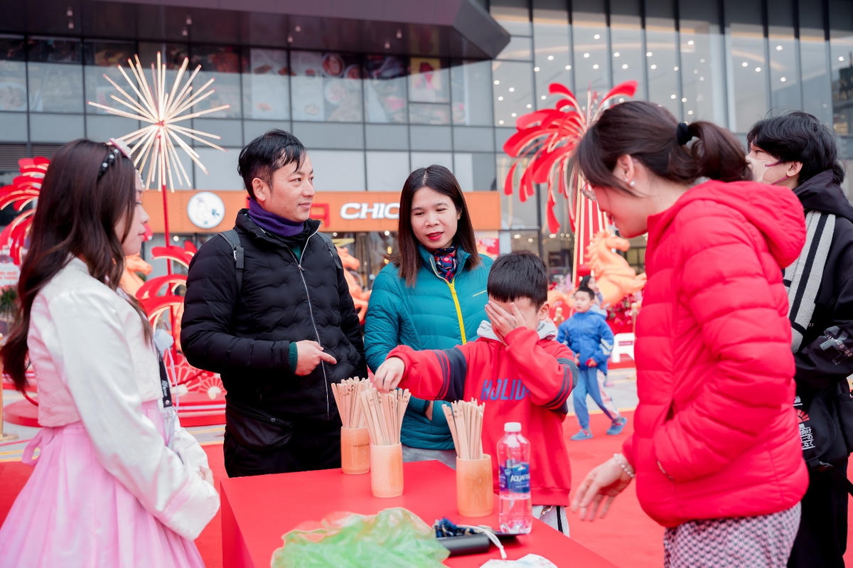 Nằm trong quần thể khu đô thị, trường học, văn phòng, TTTM ROX Tower
Goldmark City thu hút đông đảo người dân tới vui chơi, mua sắm, trải nghiệm.