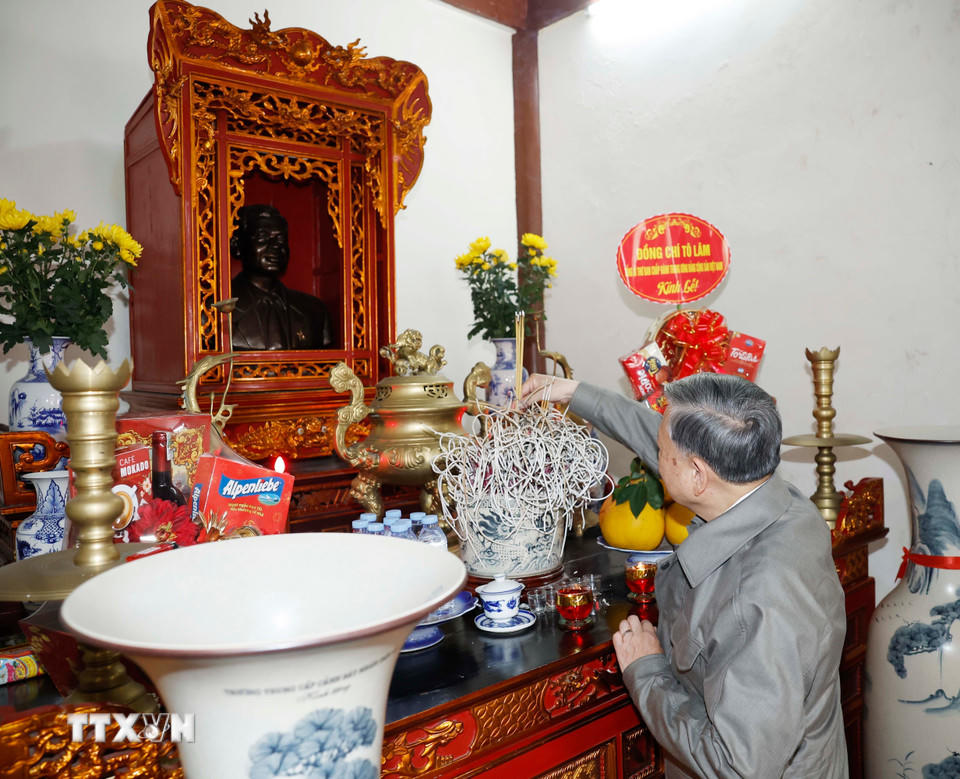 Tổng Bí thư Tô Lâm dâng hương tại Khu lưu niệm đồng chí Lê Văn Lương, tỉnh Hưng Yên. (Ảnh: Thống Nhất/TTXVN).