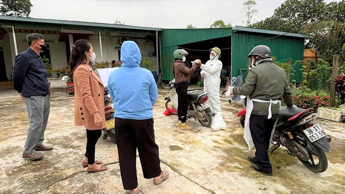 Lực lượng chức năng lấy mẫu bệnh phẩm để xét nghiệm. Ảnh: HN.