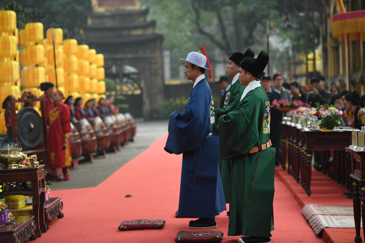 Dưới chế độ Nhà nước quân chủ, nhà vua và triều đình là người đại diện cho muôn dân, đại diện cho sự hưng thịnh, vững bền của quốc gia. Do đó, đã hình thành nên một hệ thống các nghi lễ Tết cung đình vừa trang trọng, tôn nghiêm, biểu thị quyền uy tối cao của bậc thiên tử. Ảnh: Phạm Sỹ.