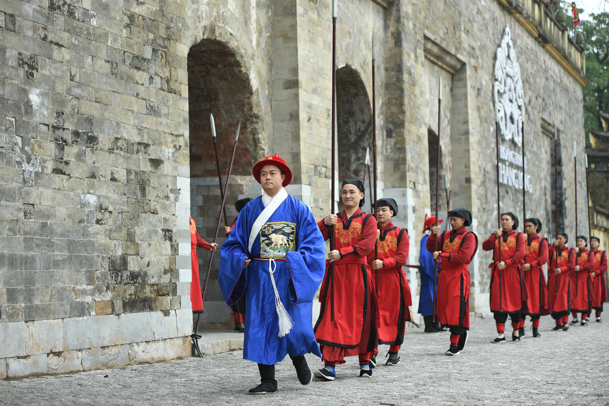 Lễ đổi gác đã cho thấy việc canh gác và bảo vệ cung thành được các triều đại phong kiến tổ chức vô cùng nghiêm ngặt. Đổi gác là một nghi thức quan trọng diễn ra hàng ngày trong cấm thành Thăng Long và triều Đại nhà Lê cũng không ngoại lệ. Để đảm bảo nhiệm vụ canh giữ, luật quy định binh lính phải đến đúng giờ, đúng quân số và chuẩn bị đầy đủ các công cụ hỗ trợ.
