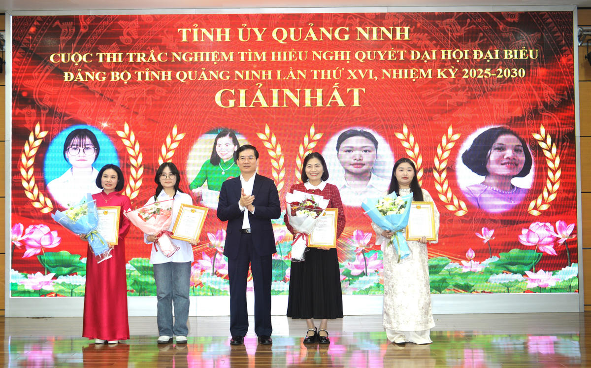 Phó Bí thư Tỉnh ủy, Chủ tịch Ủy ban MTTQ Việt Nam tỉnh Quảng Ninh Vũ Quyết Tiến trao giải cho các cá nhân đạt giải Nhất cuộc thi.