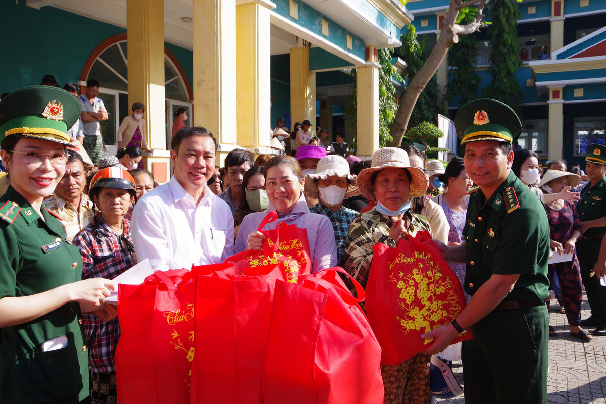 Ban Tổ chức tặng quà cho nhân dân xã Bình Khánh. Ảnh: Văn Danh.