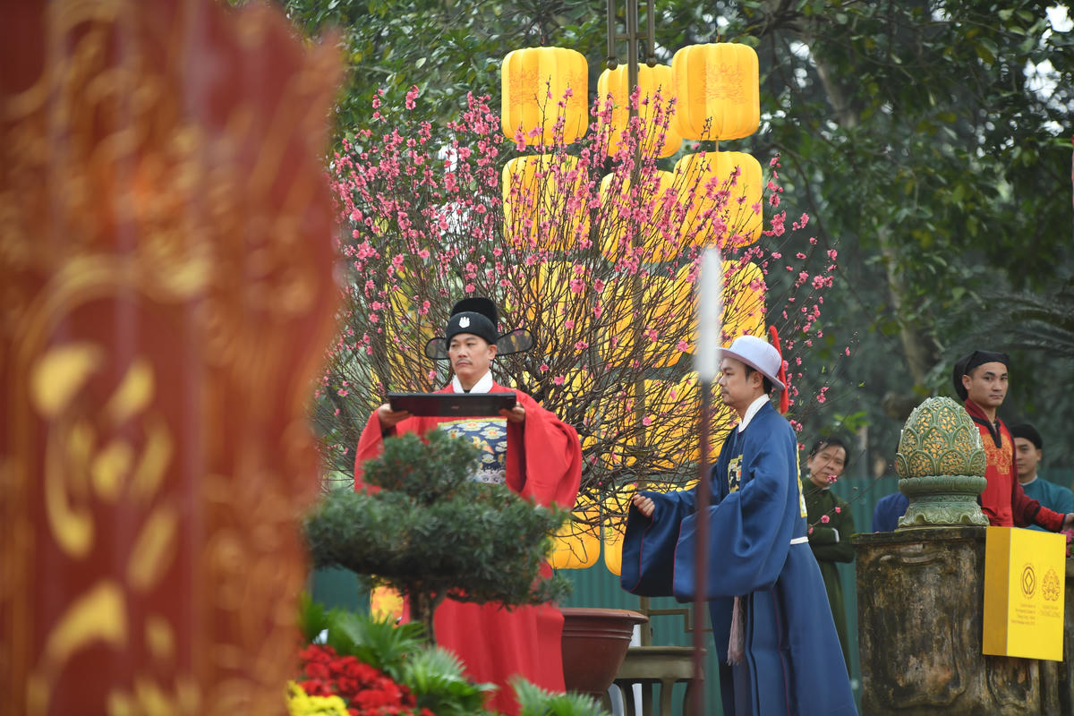 Lễ Tiến lịch là một nghi lễ quan trọng được tổ chức vào cuối năm, khi triều đình dâng lên Hoàng đế tấm lịch mới của năm tiếp theo. Đây là nghi thức thể hiện sự cẩn trọng trong công việc trị quốc, an dân của triều đình xưa. Ảnh: Phạm Sỹ.. 
