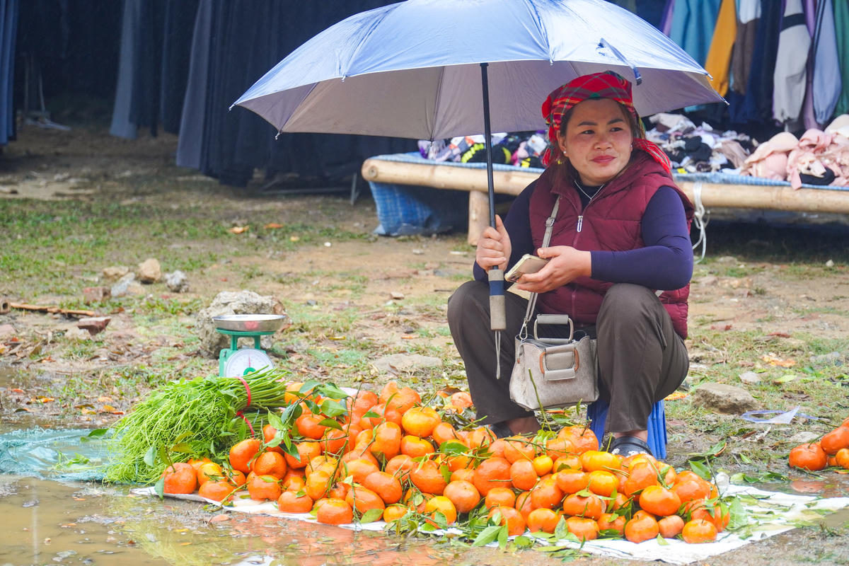 Phiên chợ nhỏ giữa đại ngàn ấy là nơi hội tụ của sắc xuân vùng cao, của những giá trị truyền thống được gìn giữ qua nhiều thế hệ, góp phần làm nên một cái Tết rất riêng, rất đỗi thân thương của miền Tây xứ Thanh. Ảnh: Đình Minh